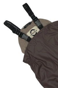 Strato esterno impermeabile marrone con interno in pile grigio, cinturini neri regolabili con fibbie e etichetta con logo. Presenta elastico arricciato alla base.