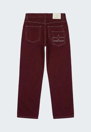 Donkerrode jeans met rechte pijpen, contrasterende stiksels, twee achterzakken en een sterlogo met "PXP" op de rechterzak.