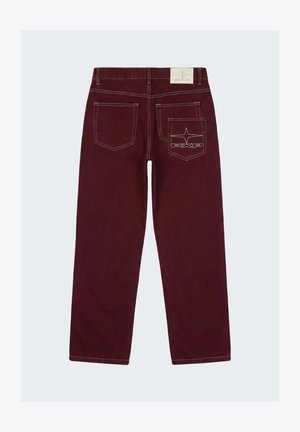Donkerrode jeans met rechte pijpen, contrasterende stiksels, twee achterzakken en een sterlogo met "PXP" op de rechterzak.