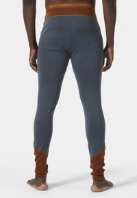 Šedé termo legíny s hnědým a zeleným akcentem na kotnících. Jsou vybaveny širokým hnědým pasem s logem. Měkký, pružný materiál.