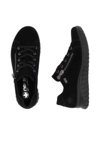 Schwarze Wildledersneaker mit Schnürung und Reißverschluss, strukturiertem Gummisohle, gepolstertem Schaft und Logo an der Seite für zusätzliche Details.
