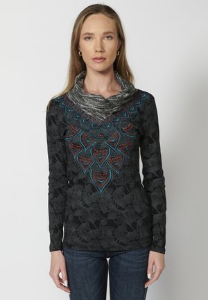 T-shirt noir à manches longues avec un design floral texturé, présentant une broderie géométrique colorée au niveau du col et un col drapé.