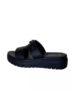 Infradito neri con una robusta suola platform, design laterale con tagli, materiale in ecopelle liscia e dettaglio decorativo in metallo.