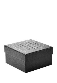 Scatola quadrata nera con texture e coperchio, dotata di piccole aperture tonde sulla parte superiore e branding in rilievo. Realizzata con un materiale simile alla pelle.
