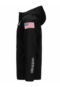 Giacca nera con cappuccio, caratterizzata da una bandiera americana ricamata sulla manica e dal logo "Kappa" in bianco sul lato. Texture liscia.