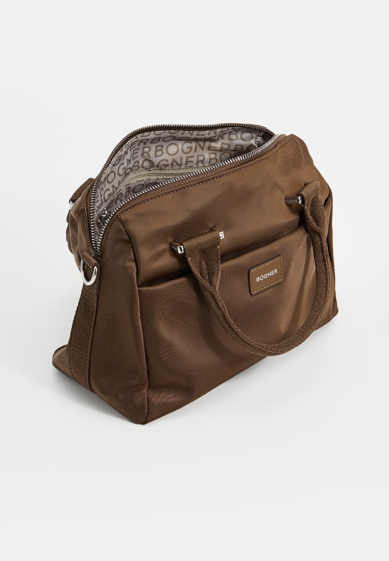 Braune Bogner-Handtasche mit doppelten Griffen, offener Reißverschluss, der das gestickte Innenfutter zeigt, und Vordertasche auf weißem Hintergrund.