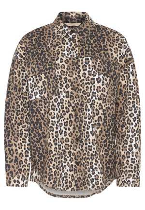 Camisa de estampado de leopardo hecha de tela con botones en la parte delantera, cuello y dos bolsillos en el pecho. Esquema de colores en tonos marrones, negros y blancos con patrones variados.