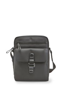 Borsa a tracolla nera con tasca frontale con zip, patta fissata da una fibbia nera e tracolla regolabile.