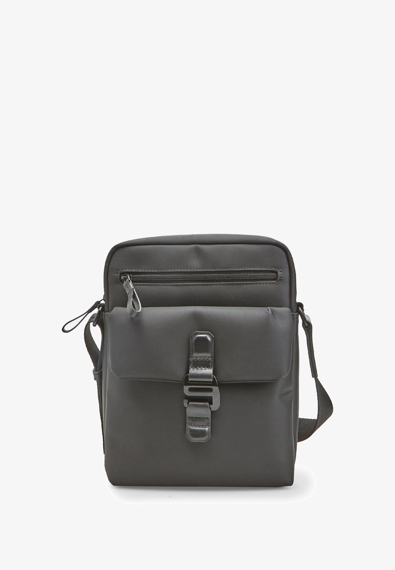 Borsa a tracolla nera con tasca frontale con zip, patta fissata da una fibbia nera e tracolla regolabile.