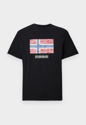 T-shirt nera in cotone con grafica della bandiera norvegese, caratterizzata da linee ondulate rosse e blu. Logo "NAPAPIJRI" stampato sotto la grafica.