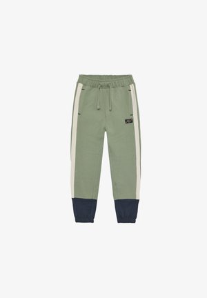 Grüne Sweatpants mit weißen Seitenstreifen, Bündchen am Knöchel und elastischem Bund. Mit einem kleinen schwarzen Logopatch auf der linken Seite.