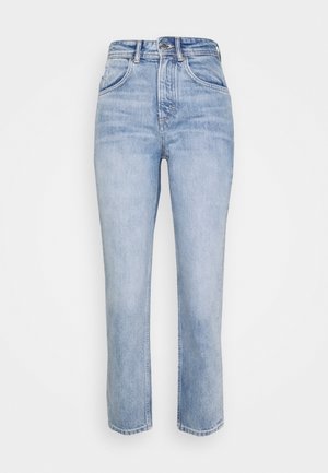 Jean en denim bleu clair taille haute avec poches avant, fermeture par boutons, et jambes droites sur un fond blanc uni.