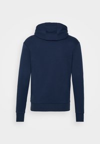 Fleece azul-marinho com bolso canguru, punhos e bainha canelados; tecido macio com uma textura suave e capuz ajustável com cordão.