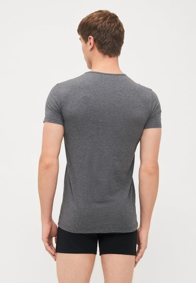 Graues kurzärmliges T-Shirt, von hinten dargestellt, aus weichem Stoff mit einer figurbetonten Passform, ausgestattet mit einem Rundhalsausschnitt und einer glatten Textur.