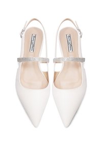 Scarpe slingback bianche con design a punta, dotate di una fibbia scintillante argentata sul dorso del piede e una texture in pelle liscia.