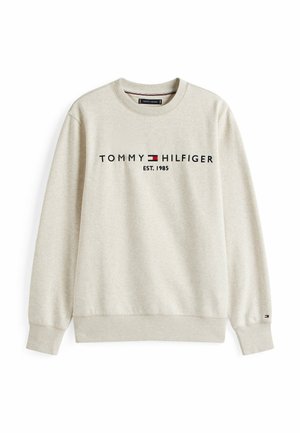 Sweatshirt gris clair à col rond, manches longues et poignets côtelés. Présente le logo "TOMMY HILFIGER" et le texte "EST. 1985" en noir.