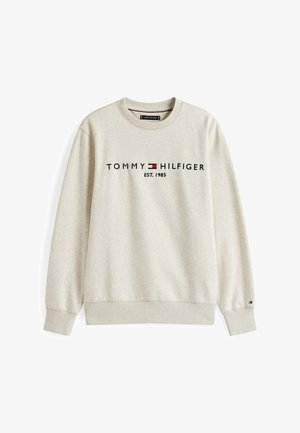 Felpa grigia chiara con colletto rotondo, maniche lunghe e polsini a costine. Presenta il logo "TOMMY HILFIGER" e il testo "EST. 1985" in nero.