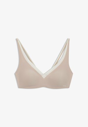 Beige minimalistisk trådløs bh med dobbelte tynde skulderstropper og et lille "BOSS" logo på nederste højre side.