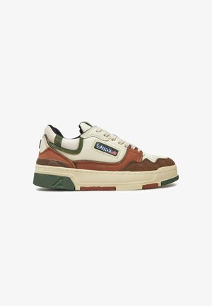 Sneaker multicolore caratterizzato da un mix di pelle liscia e materiali scamosciati. I colori includono crema, marrone, verde e accenti neri.