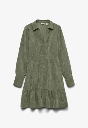 Rohelise sametkostüümiga pikkade varrukatega kleit, kraega, ees nööpidega, kokkupandud vöökohaga ja volangidega äärega.