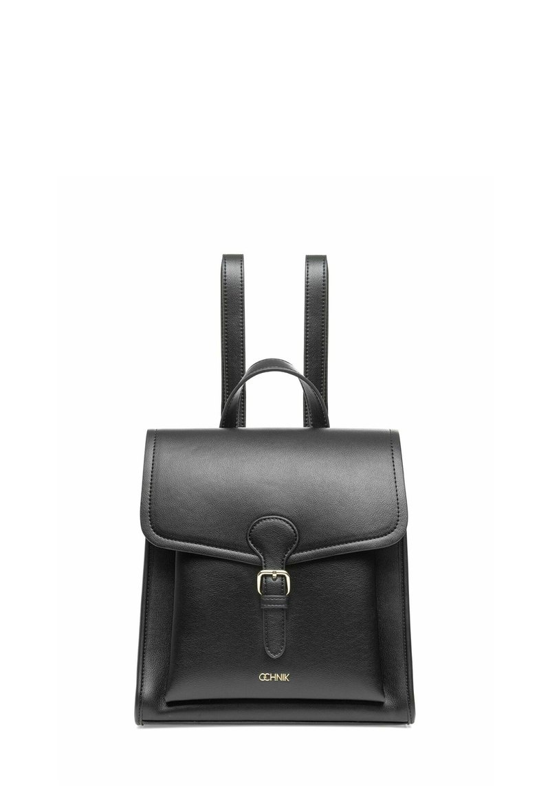 Stylowy czarny skórzany plecak z przednią klapą i zapięciem na klamrę, z dwoma regulowanymi ramiączkami i eleganckim designem.