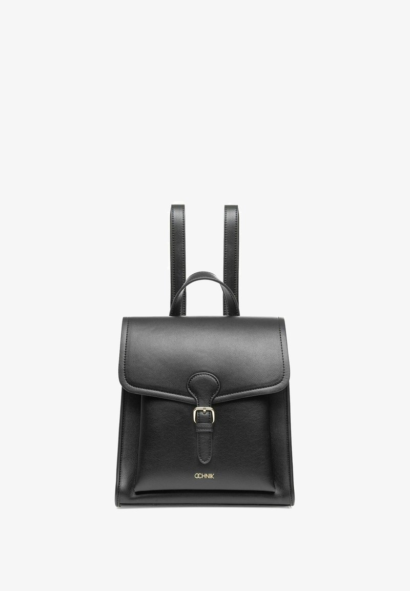 Stylowy czarny skórzany plecak z przednią klapą i zapięciem na klamrę, z dwoma regulowanymi ramiączkami i eleganckim designem.