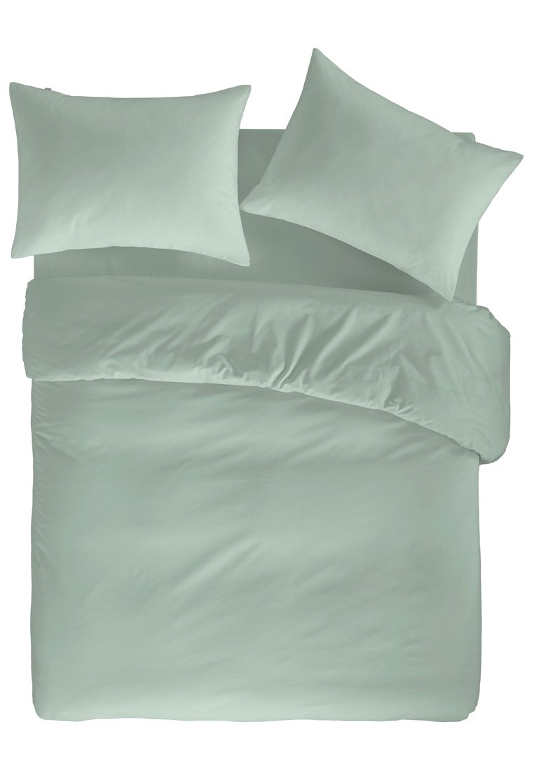 Lichtgroene beddengoedset met een onderlaken, dekbedovertrek en twee kussenslopen. Gladde textuur met een naadloos ontwerp, geen patronen of hardware.