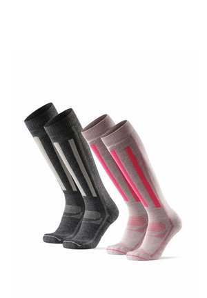 Dos pares de calcetines deportivos hasta la rodilla, uno gris oscuro con rayas blancas, otro rosa claro con rayas fucsia, mostrados en posición vertical sobre un fondo blanco.