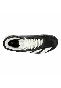 Schwarz-weißer Turnschuh mit einer strukturierten Oberseite, Schnürsenkeln und einer glatten Zehenkappe; verfügt über drei weiße Streifen an der Seite.