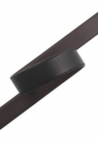 Deux ceintures en cuir : une noire, texturée avec un bord arrondi, et une lisse marron foncé, toutes deux avec des coutures contrastées.