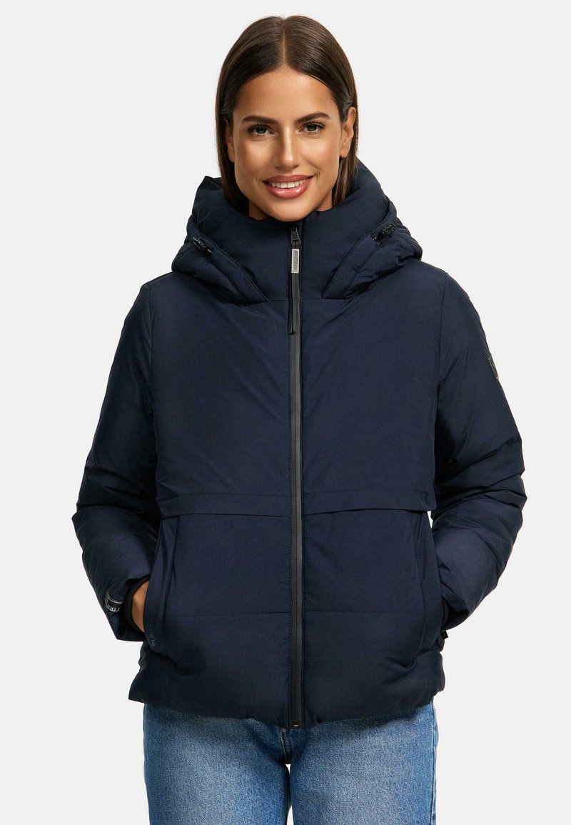 Donkerblauwe pufferjack met een hoge capuchon, ritssluiting aan de voorkant en twee zijzakken; heeft een gladde textuur en minimale naden.