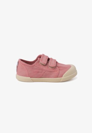 Zapatilla de lona rosa con dos cintas de velcro, puntera de goma crema y parte superior de tela texturizada. Presenta un pequeño logo bordado en el talón.