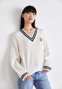 Tommy Jeans CREST CABLE  - Jersey de punto - ancient white
