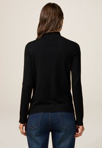 Oltre LUPETTO CON BOTTONI GIOIELLO - Maglione - nero