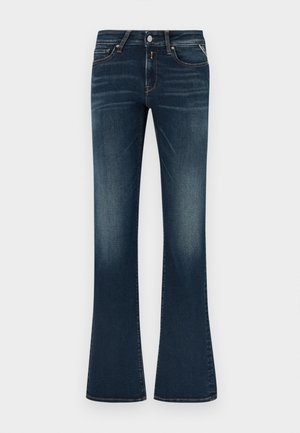 Jean évasé bleu foncé en denim, présentant un design à cinq poches, une fermeture boutonnée à l'avant et un léger estompement sur les cuisses.