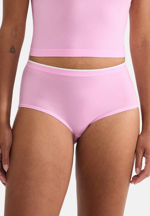 Culottes taille haute rose en tissu lisse, avec une ceinture élastique blanche. Le design présente une apparence simple et sans coutures.