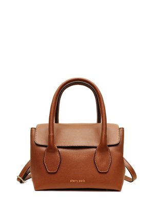 Sac à main en cuir marron avec poignées structurées, fermeture à rabat et logo doré "cherry paris" sur le devant.
