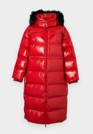 Czerwona, błyszcząca kurtka puchowa z kapturem ozdobionym sztucznym futrem, długimi rękawami i elastycznymi mankietami. Kurtka zapinana na pełny zamek błyskawiczny, z pikowanym wzorem.