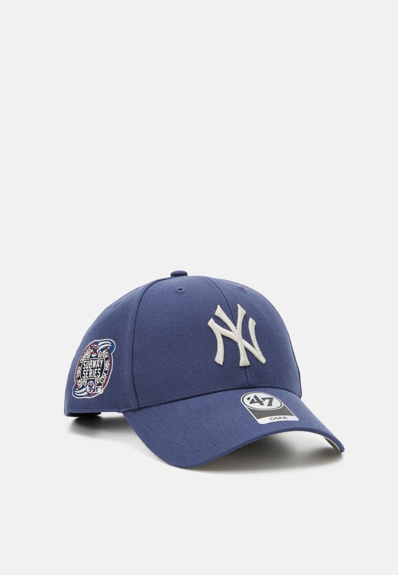 Navyblaues Baseballcap aus Stoff, mit einem erhabenen weißen "NY"-Logo und einem dekorativen Patch der Subway Series an der Seite.