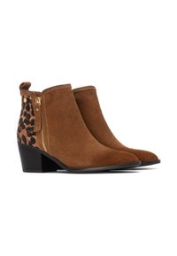 Stivaletti in suede marrone con punta appuntita, cerniera dorata e dettaglio in stampa leopardata sul tacco. Tacco basso a blocco per stabilità.