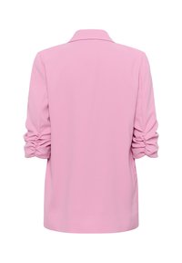 Blazer rosa con una textura suave, que presenta un cuello chal y mangas fruncidas. El diseño es simple, sin hardware ni patrones visibles.