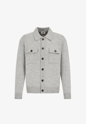 Cardigan grigio chiaro realizzato in tessuto a maglia. Presenta un colletto, chiusura a bottoni sul davanti, due tasche sul petto e polsini e orlo a costine. Bottoni marroni aggiungono un tocco di dettaglio.