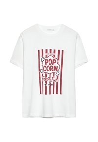 T-shirt blanc à manches courtes avec un graphique de seau de pop-corn rouge et blanc, portant le texte "CRISPY DREAMS POPCORN Frais & Amusant."