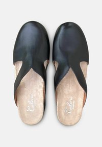 Zwarte leren instapschoenen met uitsnijdingen, beige suède binnenzolen en een gladde afwerking. Minimalistisch design, ronde teenvorm.