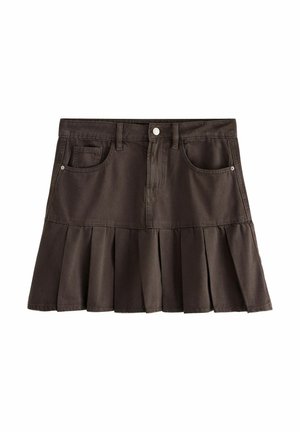Donkerbruine denim rok met knoopsluiting, twee voorzakken en een geplooid ontwerp aan de onderkant. De stof heeft een gladde textuur.