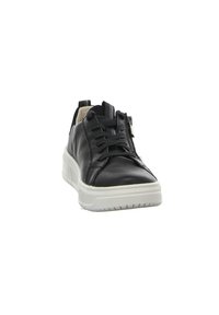 Schwarze Ledersneaker mit weißer Gummisohle, ausgestattet mit einem Schnürdesign, seitlichem Reißverschluss und strukturierten Akzenten an der Oberseite.