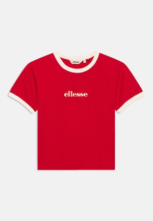 T-shirt rouge à manches courtes avec bordure blanche sur les manches et le col, arborant le logo "ellesse" en blanc centré sur la poitrine.