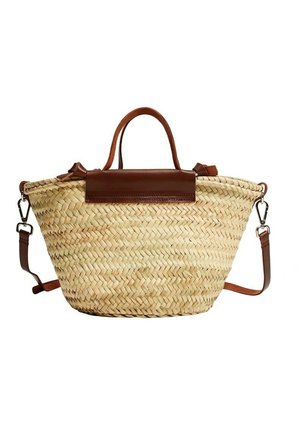 Sac cabas en paille tissée avec poignées en cuir marron et rabat, bandoulière en cuir amovible, fermoir rectangulaire, couleurs naturelles et tan.
