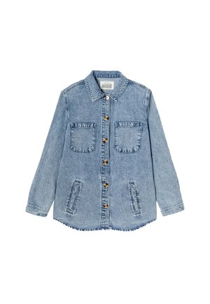 Veste en denim bleu clair à manches longues, fermeture à bouton, deux poches à patch sur la poitrine et deux poches avant en biais.