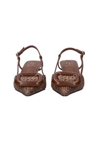 Zapatos planos marrones de tejido con punta puntiaguda y talón descubierto, con una gran hebilla rectangular y correas ajustables en el tobillo, con la marca "BeFree" en las plantillas acolchadas.